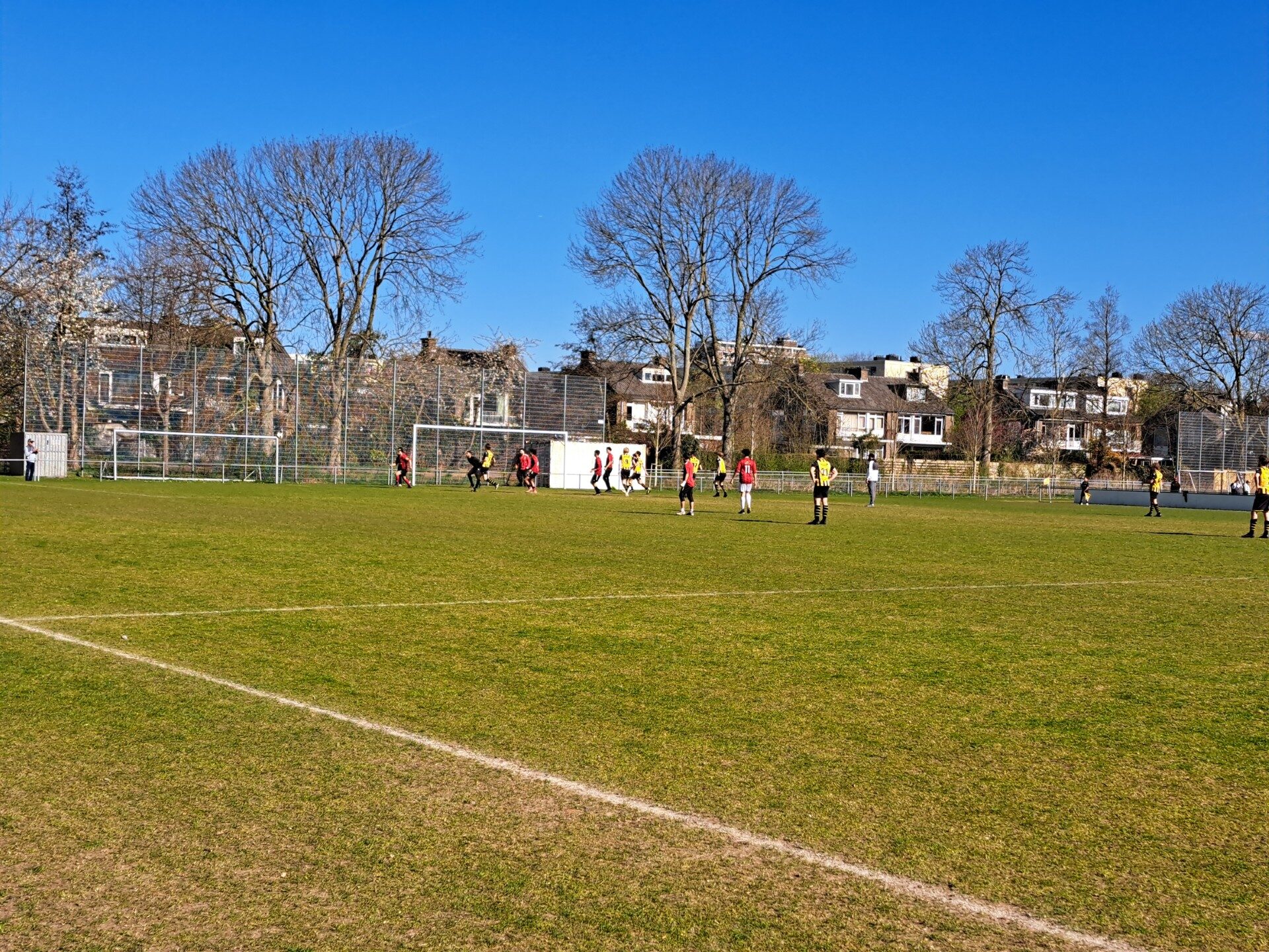 IN HET ZONNETJE: JONGENS 0.13 en JONGENS 0.14